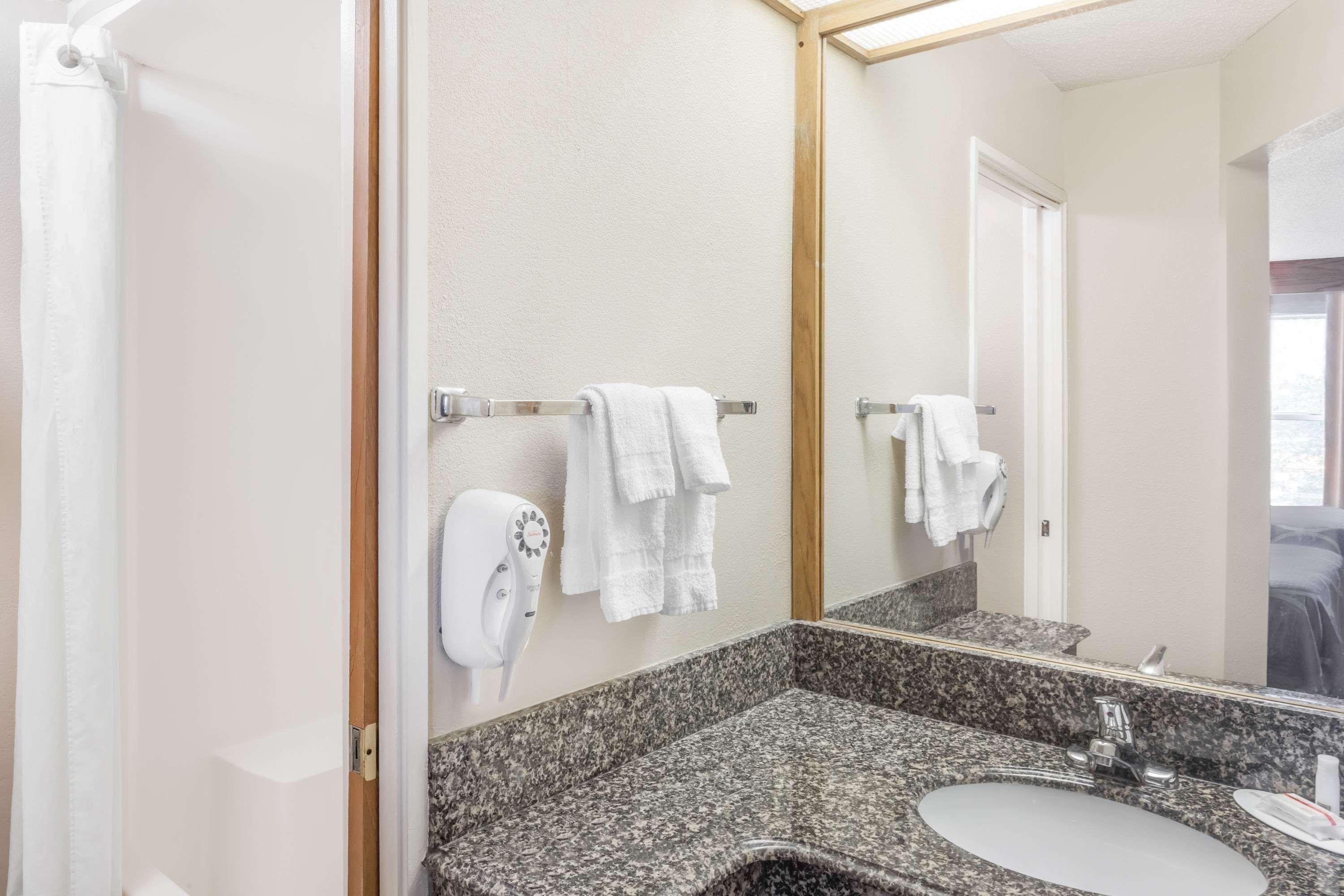 Super 8 By Wyndham Athens Hotel Екстериор снимка