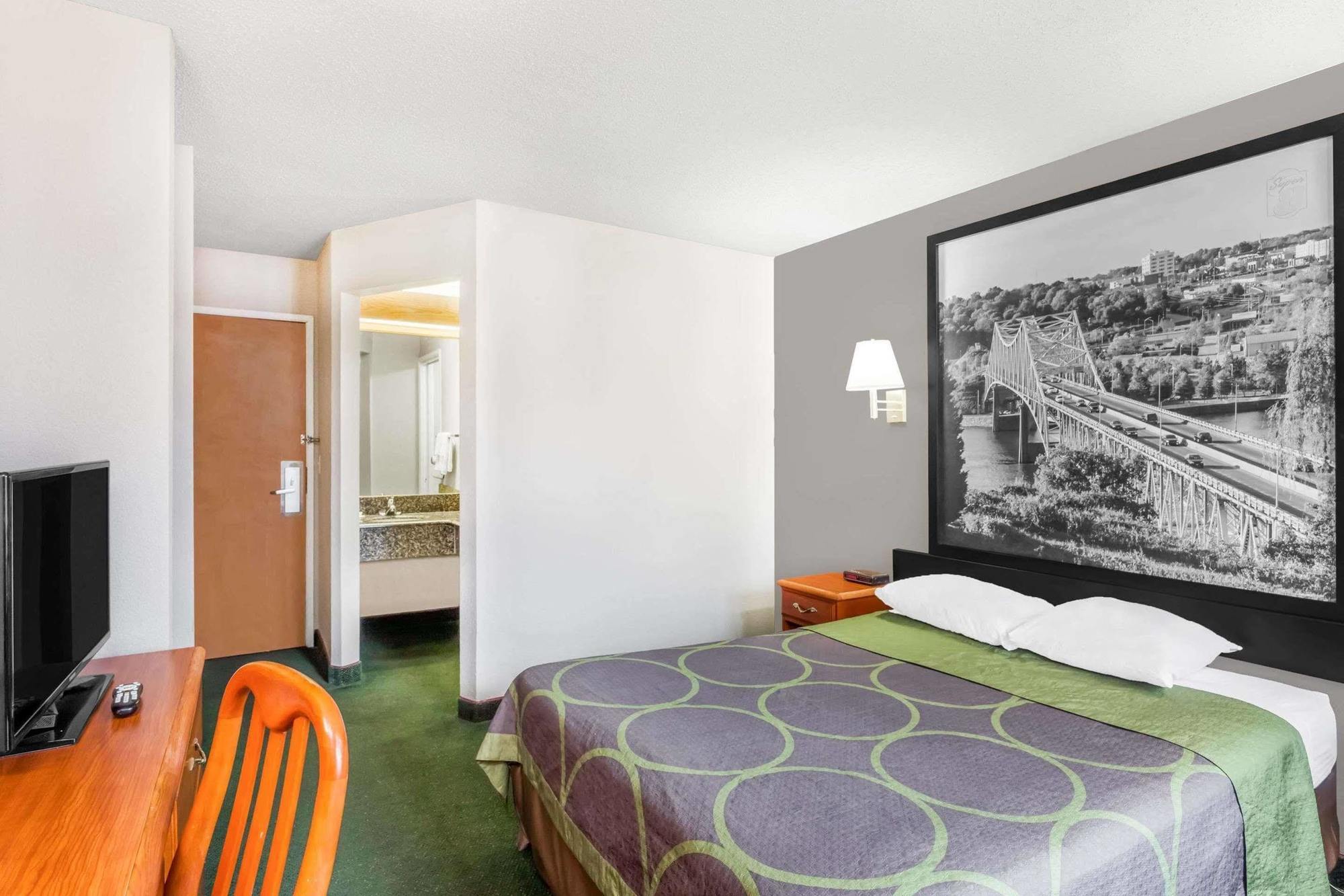 Super 8 By Wyndham Athens Hotel Екстериор снимка